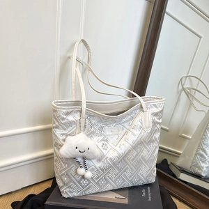 Borsa tote intrecciata in stile etnico bianco perla con motivi e ciondolo di peluche
