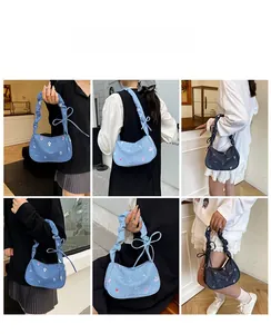 Collage de sac hobo en denim fleuri avec poignées froncées et détails de nœuds