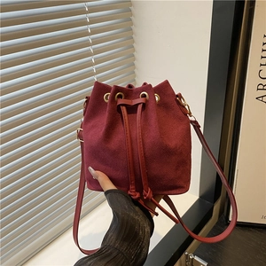 Sac Seau Plissé en Suédine pour Femmes Minimaliste Urbain Cordon Sac à Bandoulière Pour Voyage Quotidien Mode Sac