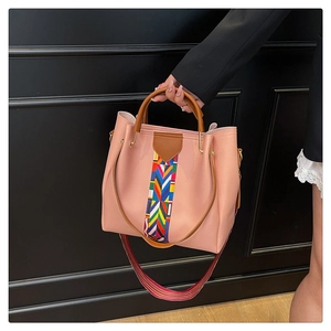 Dettaglio borsa a mano in pelle PU rosa con strisce etniche e manici rotondi