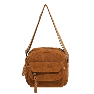 Sac bandoulière carré en velours côtelé marron avec poche avant et sangle réglable sur blanc