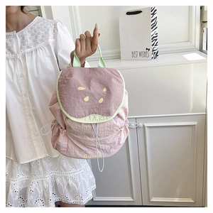 Dettaglio mini zaino in nylon rosa e verde con stampa Guava e chiusura a coulisse