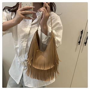 Detailaufnahme der hellbraunen Hobo-Tasche mit langen Lederfransen im Boho-Stil