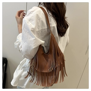 Detailansicht einer braunen Fransen-Einkaufstasche mit langen Fransen im Boho-Stil
