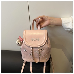 Détail du mini sac à dos rose en toile avec broderie ours et breloque en peluche