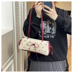 Sac bandoulière chic en toile crème avec motifs nœuds bordeaux et détails de cordon