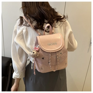 Détail du mini sac à dos rose avec bandoulière chaîne et charmant koala en peluche