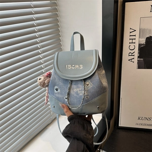 Petit sac à dos bleu clair en patchwork avec chaîne et peluche pour voyages décontractés