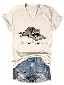 Platte lay-out van crème V-hals t-shirt met wasbeer print en denim korte broek