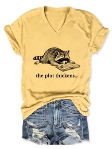 Detail van een mosterdgeel V-hals T-shirt met schattige wasbeer die een boek illustratie