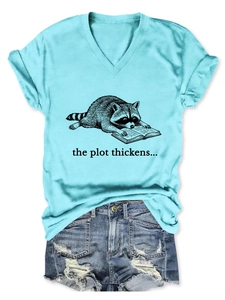 Detail van lichtblauw T-shirt met V-hals, wasbeerprint en bijpassende denim shorts op wit