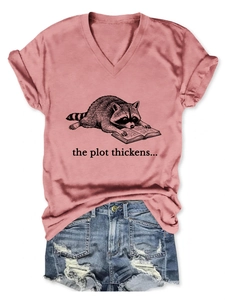 Detail van roze V-hals t-shirt met wasbeerprint en distressed denim korte broek