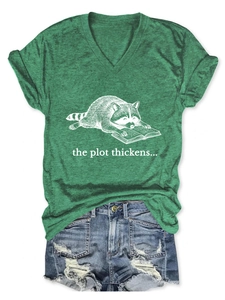 Detail van V-hals t-shirt met wasbeerprint en distressed denim short met franjes