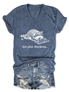 Detail van de wasbeerprint op blauw T-shirt met V-hals en korte broek met gaten