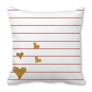 Minimalistischer weißer Kissenbezug mit roten Streifen und goldenen Herzfolien-Prints