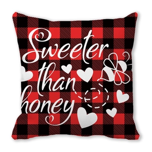 Rood geruit kussenhoesje met witte Sweeter than honey opdruk en bijenmotief ontwerp