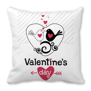 Housse de coussin Saint-Valentin avec oiseaux et cœurs rouges sur fond blanc élégant