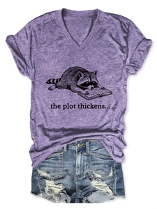 Paars T-shirt met V-hals en wasbeerprint gecombineerd met distressed denim shorts platgelegd