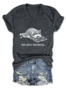 Detail van grijs T-shirt met V-hals en wasbeerprint met distressed denim korte broek