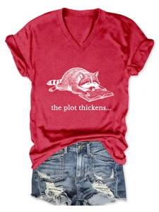 Rood T-shirt met V-hals en wasbeerprint plat neergelegd met blauwe denim shorts