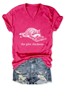 Detail van roze T-shirt met V-hals, schattige wasbeerprint en de tekst the plot thickens