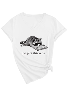 Detail van wit T-shirt met V-hals, wasbeerprint en een decoratieve knoop aan de zoom