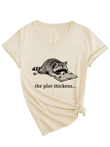 Detail van gebroken wit T-shirt met V-hals, wasbeerprint en decoratieve knoop in de zoom