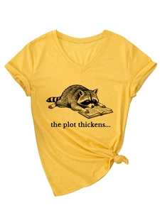 Detail van geel T-shirt met V-hals, wasbeerillustratie en knoop aan de tailleband