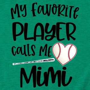 Détail du texte imprimé et du motif baseball sur le t-shirt vert à manches courtes