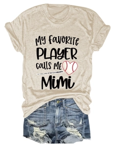 T-shirt beige avec texte My Favorite Player et short en jean sur fond blanc