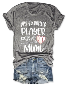 Détail du t-shirt graphique gris avec texte My Favorite Player et short en jean déchiré