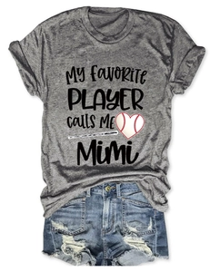 Détail d'un t-shirt gris avec motif 'My Favorite Player' et short en jean bleu déchiré