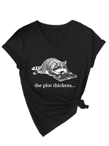 Detail van V-hals T-shirt met wasbeer op een boek en de tekst the plot thickens print