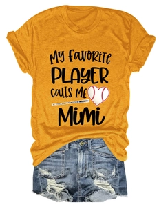 Détail du t-shirt de baseball jaune imprimé et du short en jean bleu déchiré tendance