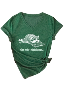 Detail van V-hals t-shirt met schattige wasbeer grafiek en de tekst the plot thickens