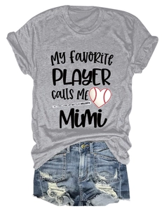T-shirt gris avec imprimé cœur baseball et short en jean déchiré disposés à plat