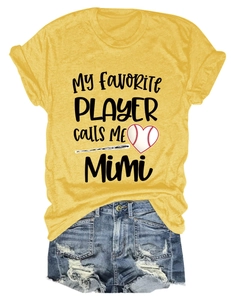 T-shirt jaune avec imprimé cœur baseball et short en jean vieilli posé à plat