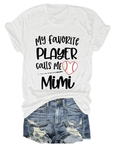 Mise à plat du T-shirt blanc My Favorite Player et du short en jean délavé