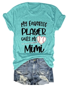 Mise à plat d'un t-shirt turquoise chiné et d'un short en jean usé avec motif de baseball