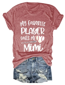 Détail du t-shirt bordeaux avec imprimé graphique et short en jean déchiré