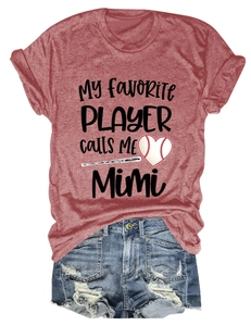 Détail de l'imprimé Mimi et des graphismes de baseball sur un t-shirt rouge brique