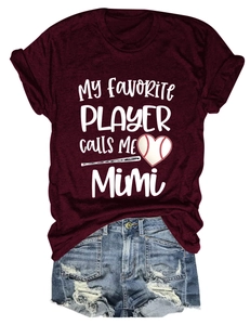 Détail du t-shirt bordeaux avec imprimé baseball My Favorite Player calls me Mimi