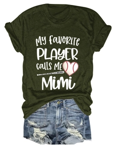Gros plan sur l'imprimé MY FAVORITE PLAYER CALLS ME Mimi sur le t-shirt vert olive
