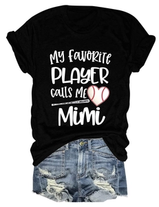 Détail du t-shirt My Favorite Player et du short en jean effet usé et déchiré