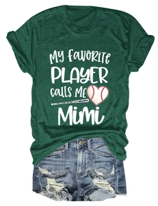 Détail du t-shirt vert foncé avec imprimé cœur baseball et short en jean effiloché