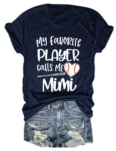 Détail d'un t-shirt bleu marine avec l'imprimé MY FAVORITE PLAYER CALLS ME Mimi