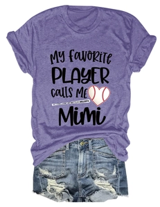 Détail à plat d'un t-shirt violet avec impression My Favorite Player calls me Mimi