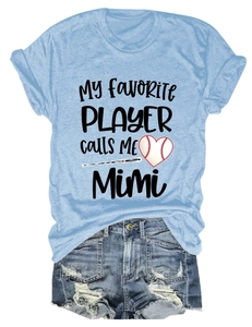 Détail de l'imprimé baseball et du short en jean usé avec bordures effilochées