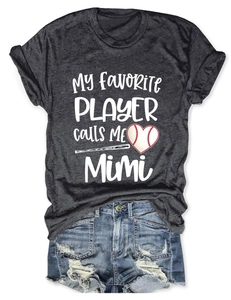 Mise à plat du t-shirt My Favorite Player Mimi avec short en jean usé et motifs baseball