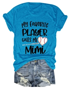 Détail du t-shirt bleu My Favorite Player et du short en jean déchiré avec broderie